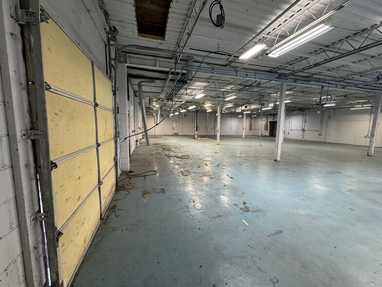 More Photos Of 217 River Ave, Patchogue Warehouse For Lease