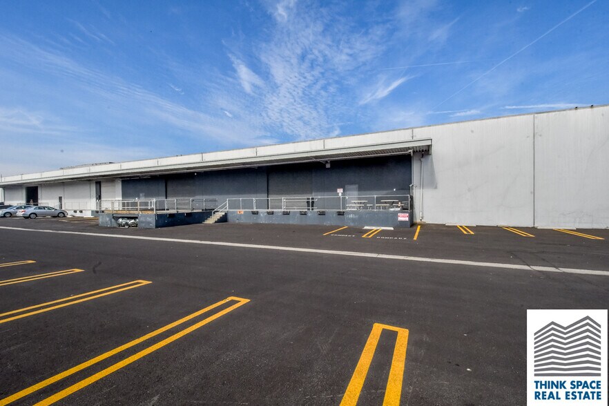 More Photos Of 9419 Mason Ave, Chatsworth Manufacturing For Lease