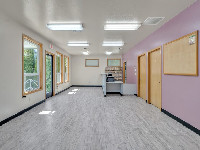 More Photos Of 711 W Main St, Sheridan Veterinarian Kennel For Sale