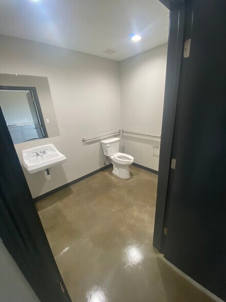 More Photos Of 9984 US Highway 87 W, La Vernia Warehouse For Lease