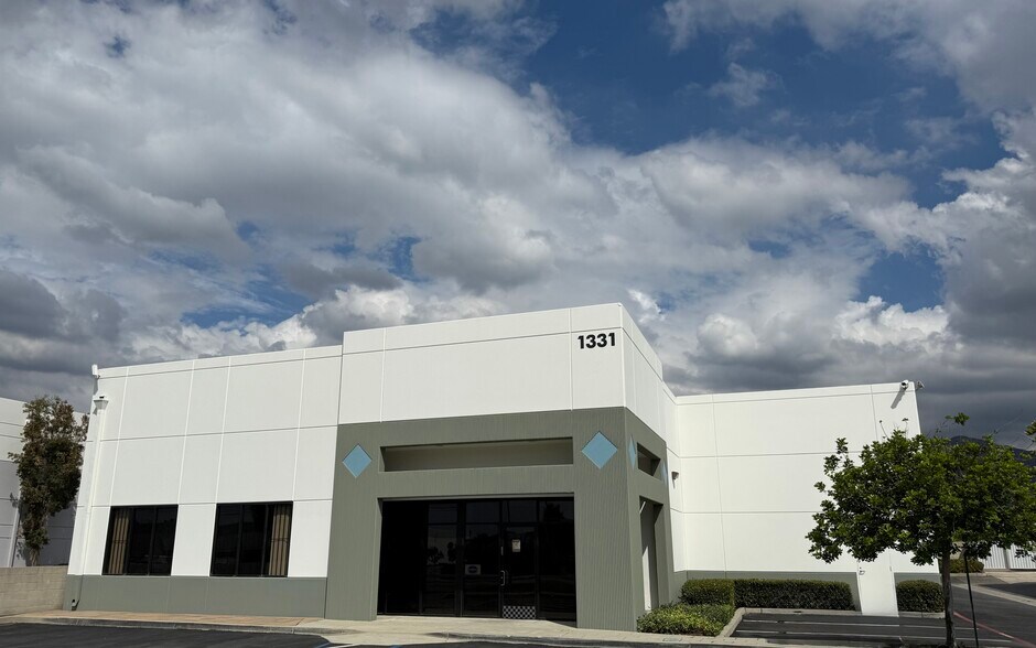 More Photos Of 1331 Foothill Blvd, Azusa Warehouse For Sale