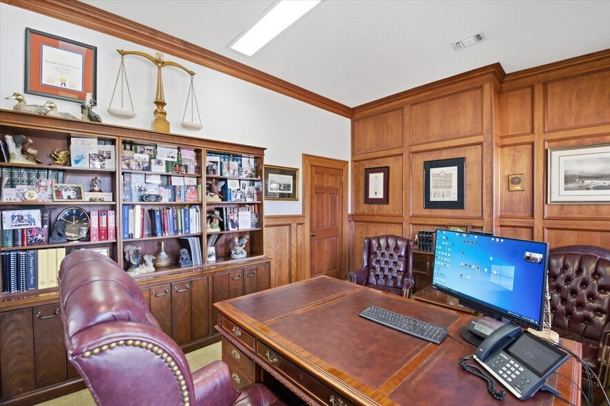 More Photos Of 717 E 1st St, Humble Office Residential For Sale
