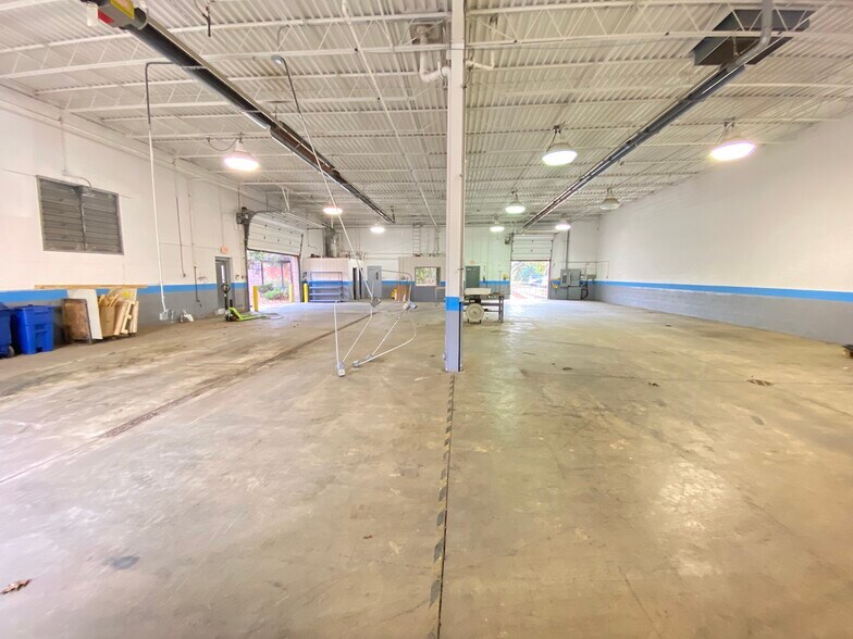 More Photos Of 38227 Western Pky, Willoughby Flex For Lease