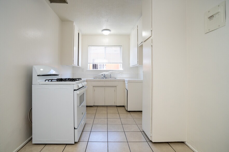 More Photos Of 1433 E 61st St, Los Angeles Apartments For Sale