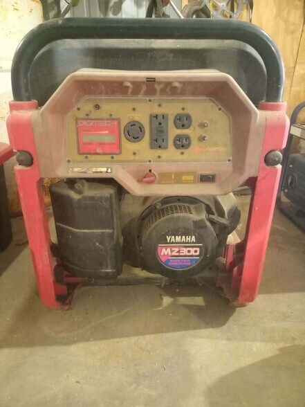 More Photos Of 224 Michael Ln, New Berlin Racetrack For Sale