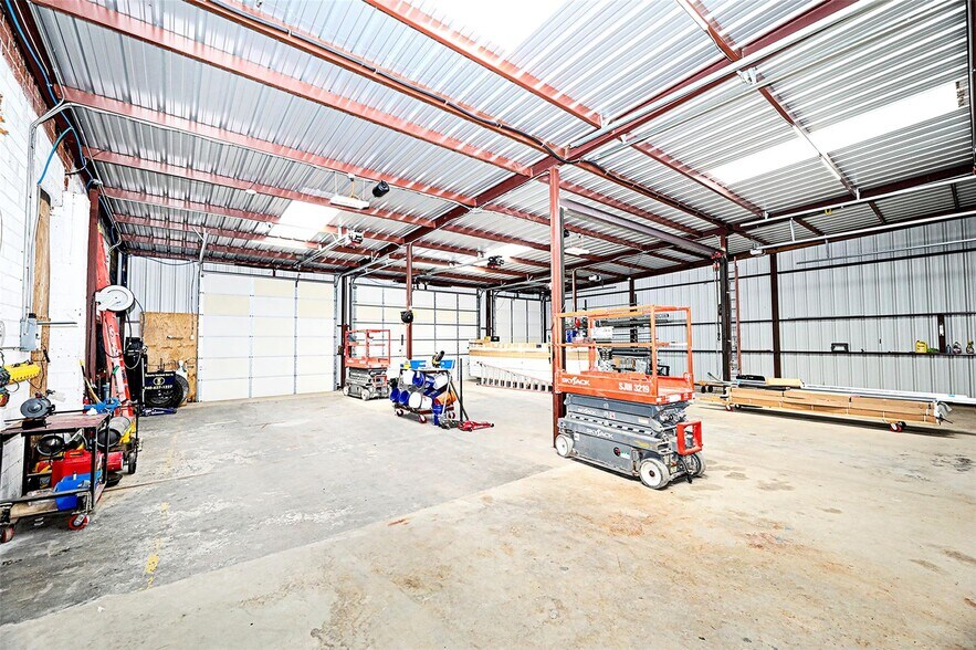 More Photos Of 406 W Wise St, Bowie Industrial For Sale