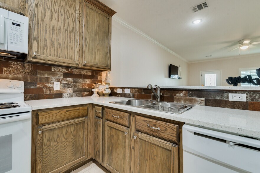 More Photos Of 16610 Mueschke Rd, Cypress Office Residential For Lease