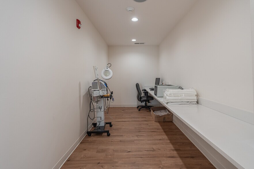 More Photos Of 330 W Frontage Rd, Northfield Medical For Lease