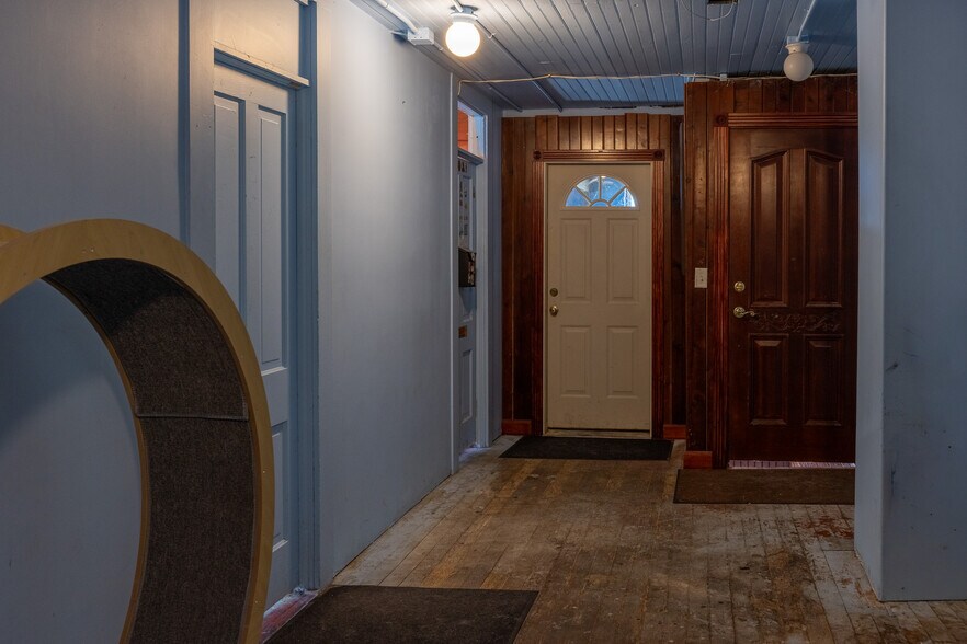 More Photos Of 406 N Mount Shasta Blvd, Mount Shasta Bar For Sale