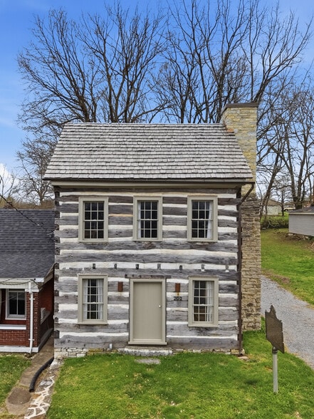More Photos Of 202 E Walnut St, Danville Specialty For Sale