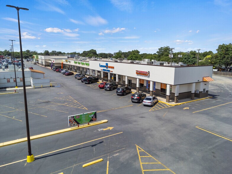 More Photos Of 907-1015 S WW White Rd, San Antonio Freestanding For Lease