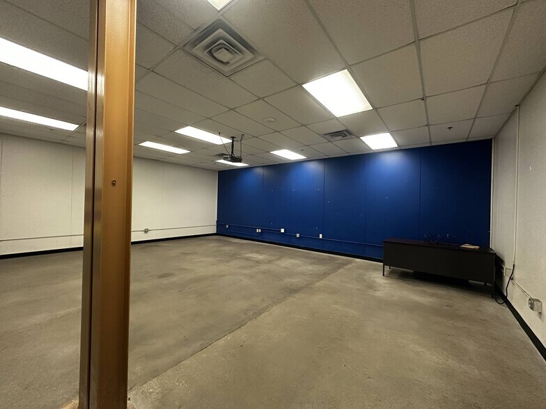 More Photos Of 400-500 Grand Ave, Joplin Office For Lease