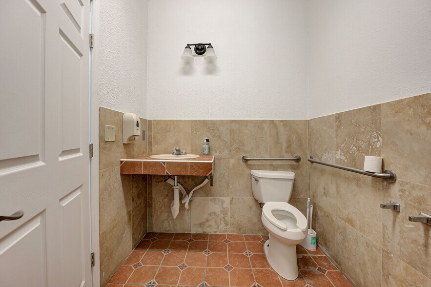 More Photos Of 1829 W Main St, Norman Freestanding For Sale