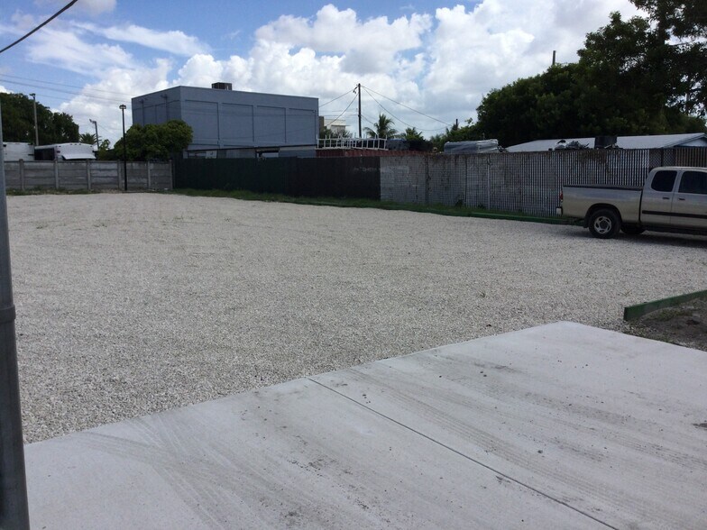 More Photos Of 10839 22nd St, Miami Land For Lease
