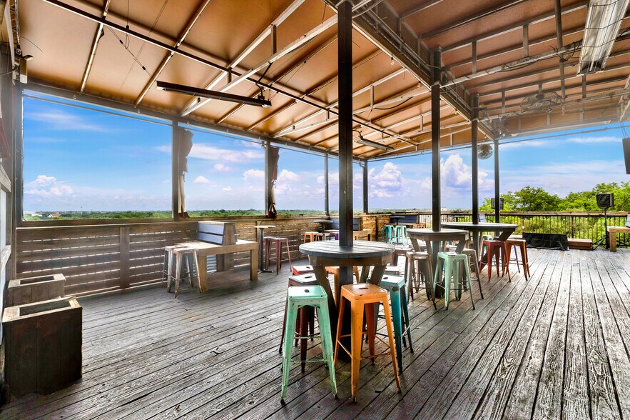 More Photos Of 139 E Hopkins St, San Marcos Bar For Sale