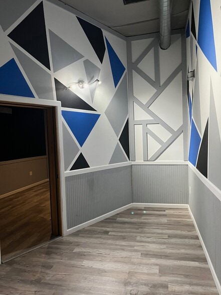 More Photos Of 12028 Vose St, North Hollywood Showroom For Lease