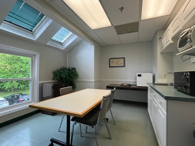 More Photos Of 19 Kilton Rd, Bedford Office For Lease