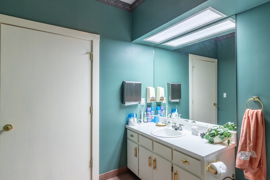 More Photos Of 1421 Ross Dr, Dalton Office For Sale
