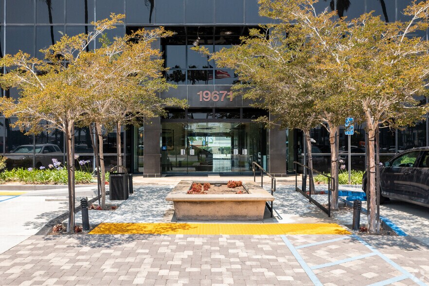 More Photos Of 19671 Beach Blvd, Huntington Beach Medical For Lease
