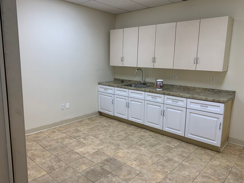 More Photos Of 15044-15054 Keswick St, Van Nuys Warehouse For Lease