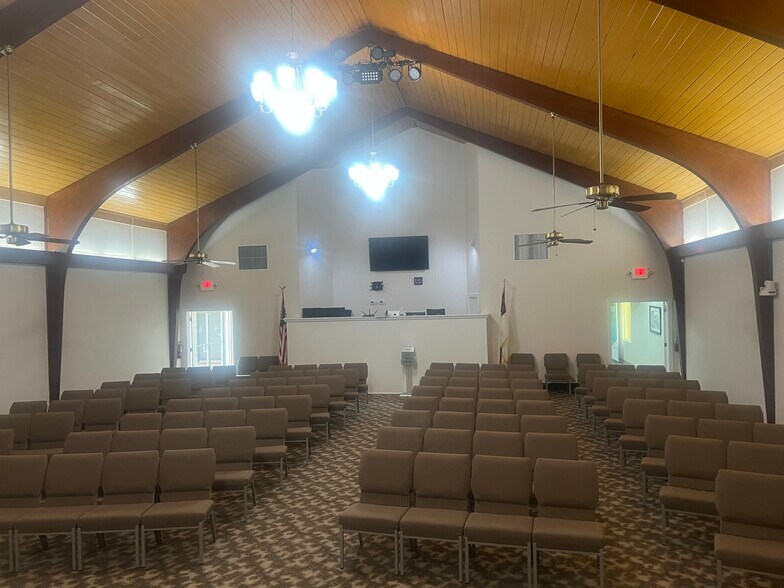 More Photos Of 1209 W Oak St, Collinsville Religious Facility For Sale