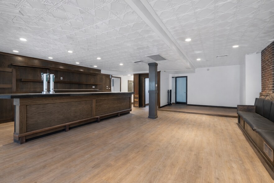 More Photos Of 2070 St Saint-Denis, Montréal General Retail For Lease