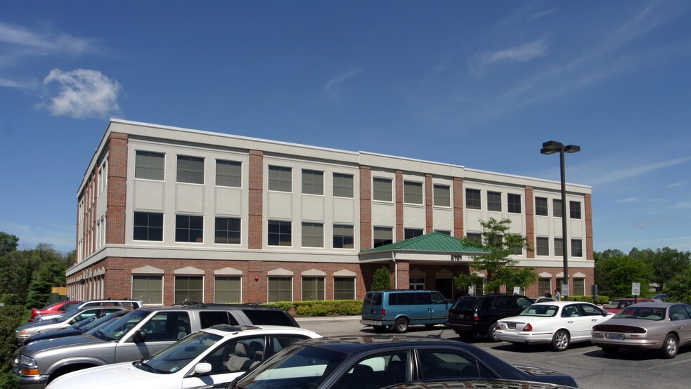 More Photos Of 2101 Waukegan Rd, Bannockburn Medical For Lease