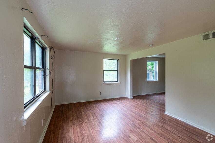 More Photos Of 35 Woodland Dr, Hartford Apartments For Sale