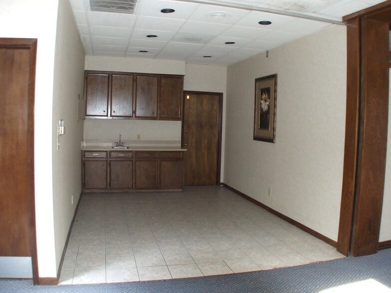 More Photos Of 417 N Spur 63, Longview Office For Sale