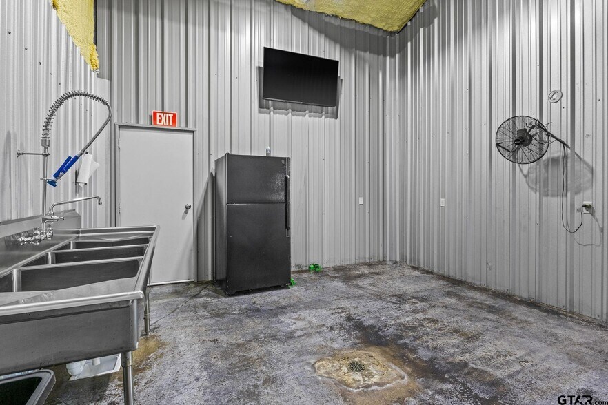 More Photos Of 908 W Broadway St, Winnsboro Flex For Sale