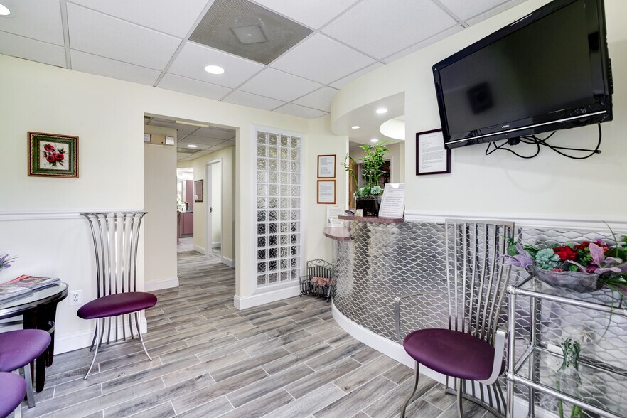 More Photos Of 931-947 Russell Ave, Gaithersburg Medical For Lease
