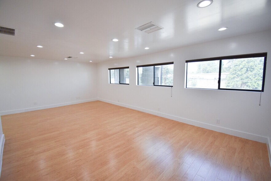 More Photos Of 19709 Ventura Blvd, Woodland Hills Office For Lease