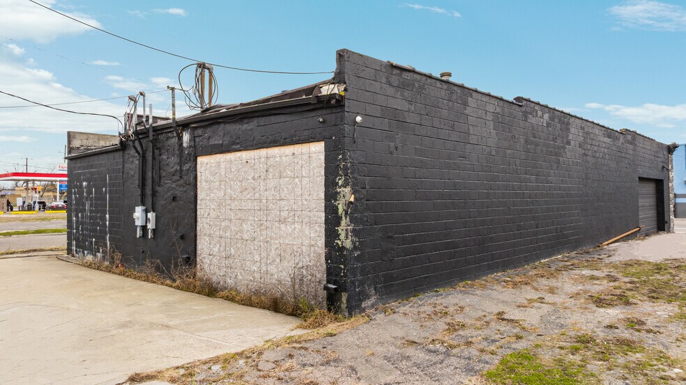 More Photos Of 14700 W Chicago St, Detroit Freestanding For Sale