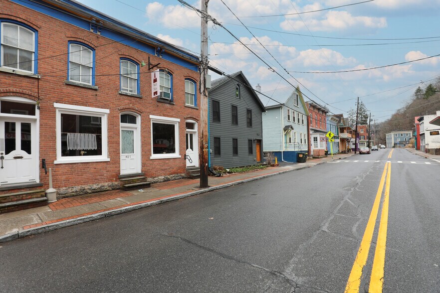 More Photos Of 407 Main st, Rosendale General Retail For Lease
