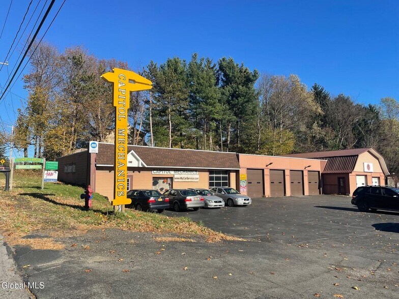 Primary Photo Of 152 Speigletown Rd, Troy Auto Repair For Sale