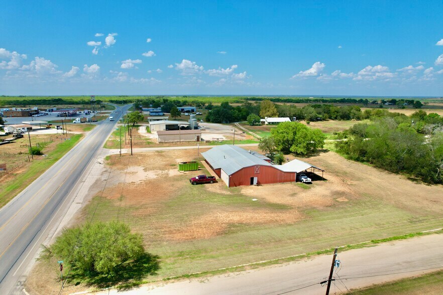 More Photos Of 3105 Zanderson Ave, Jourdanton General Retail For Lease