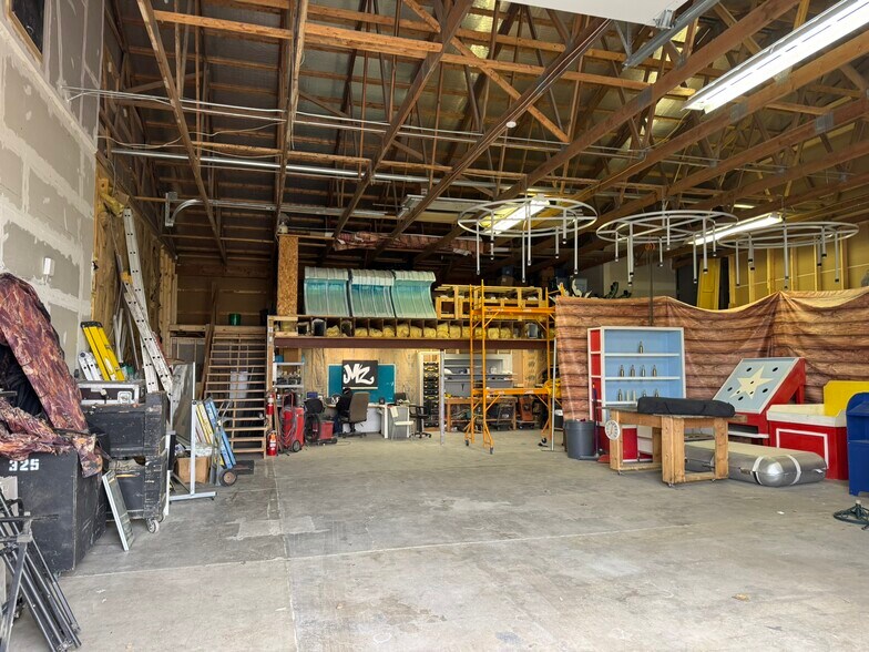 More Photos Of 16410 Grove Rd, Lansing Warehouse For Lease