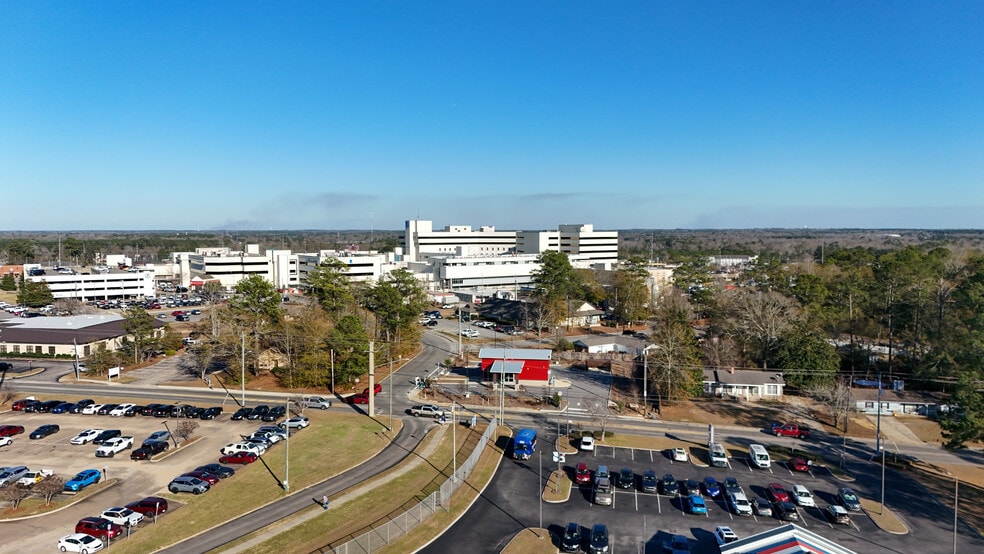 More Photos Of 301 Haven Dr, Dothan Freestanding For Sale
