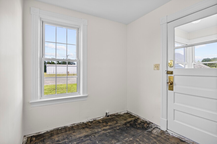 More Photos Of 267 Wolf Rd, Latham Office For Lease