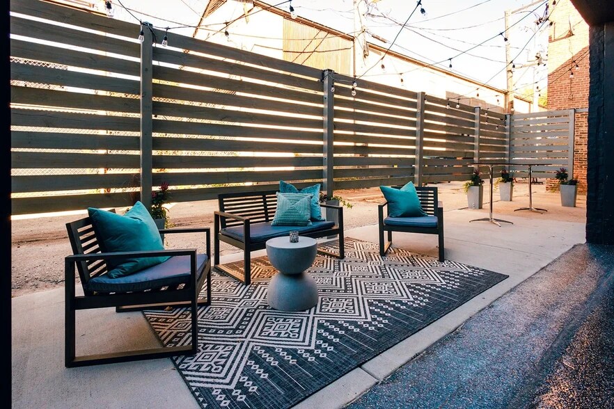 More Photos Of 3146 W Chicago Ave, Chicago Showroom For Sale