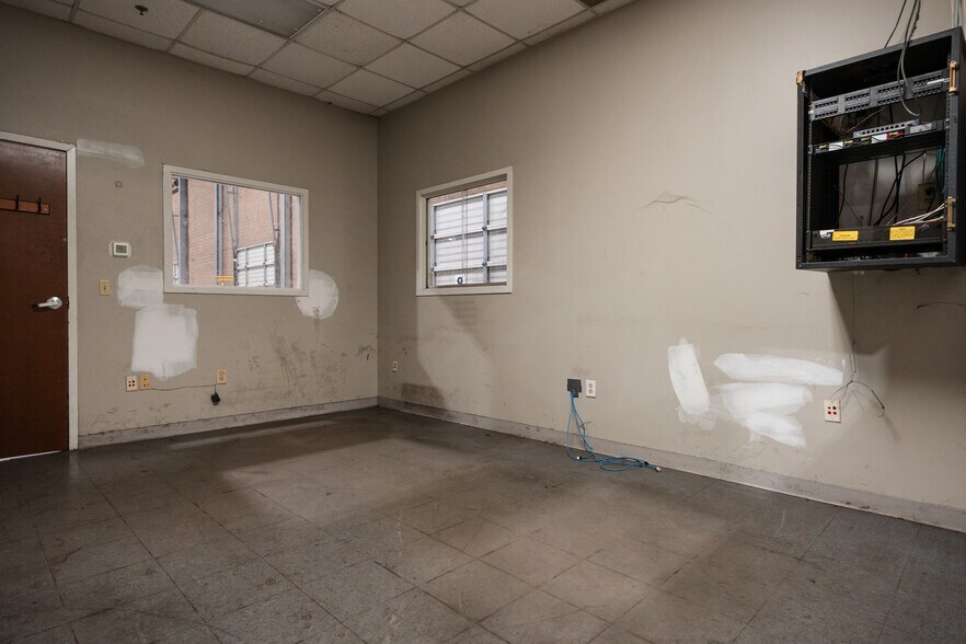 More Photos Of 314 S Chimney Rock Rd, Greensboro Distribution For Lease