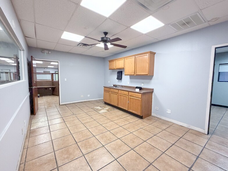 More Photos Of 9600 N I-35, San Antonio Showroom For Lease