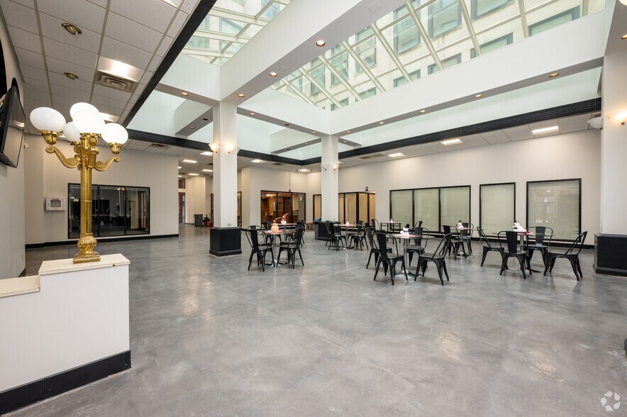 More Photos Of 1106 Meridian St, Anderson Office For Lease