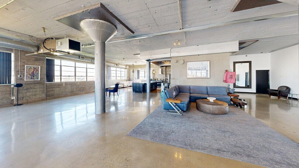 More Photos Of 530 E 8th St, Los Angeles Showroom For Lease