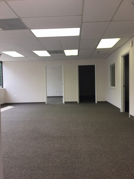 More Photos Of 503 Carlisle Dr, Herndon Flex For Lease