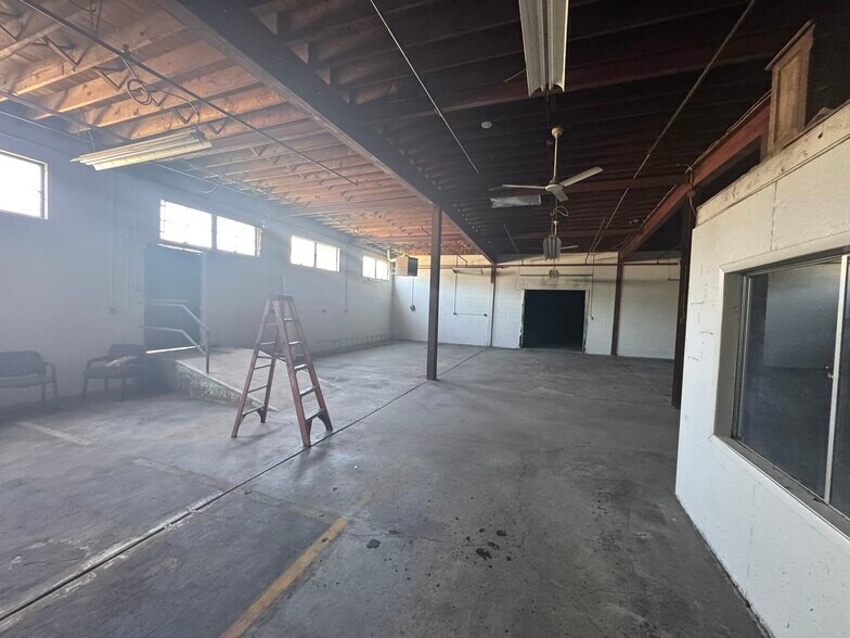 More Photos Of 410 8th St, Gloucester City Light Distribution For Sale