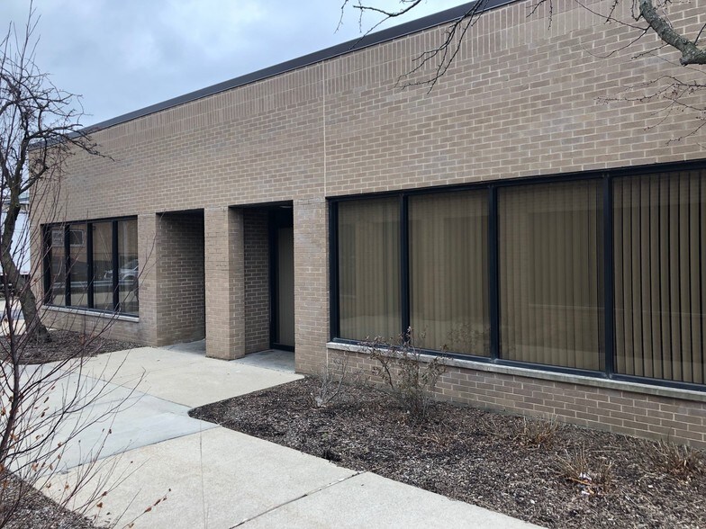 More Photos Of 220-320 Howard Ave, Des Plaines Light Distribution For Sale