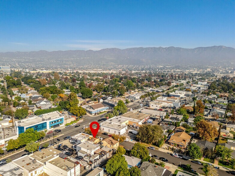More Photos Of 2200 W Burbank Blvd, Burbank Storefront Retail Office For Sale
