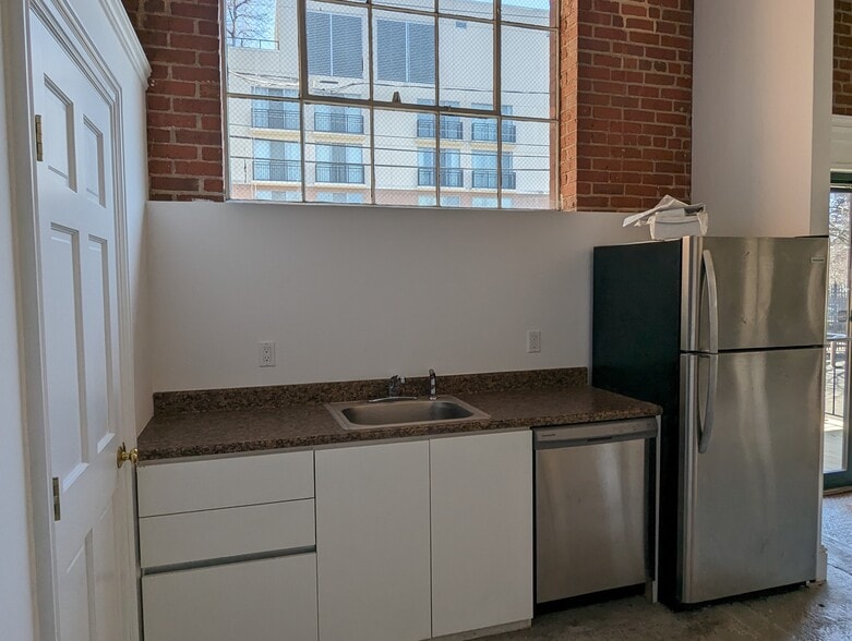 More Photos Of 583 Pacific St, Stamford Freestanding For Lease