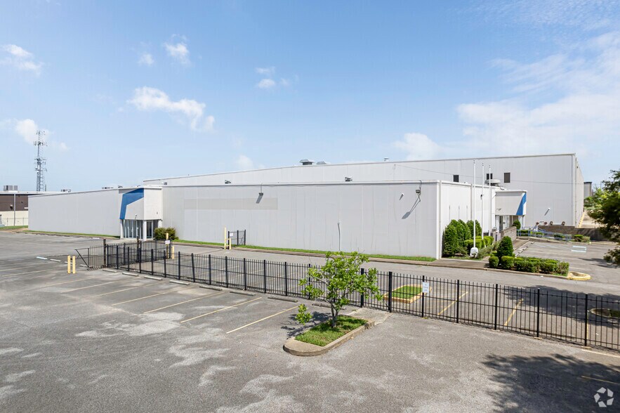 More Photos Of 1000 Elmwood Park Blvd, Elmwood Distribution For Lease